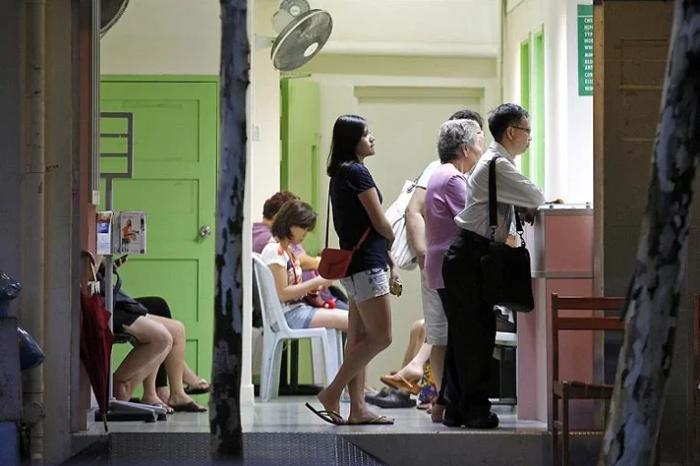 Os médicos foram aconselhados a conceder cinco dias de licença médica a pacientes com sintomas respiratórios, como febre, tosse, dor de garganta e coriza, em um esforço para impedir a disseminação do coronavírus na comunidade.